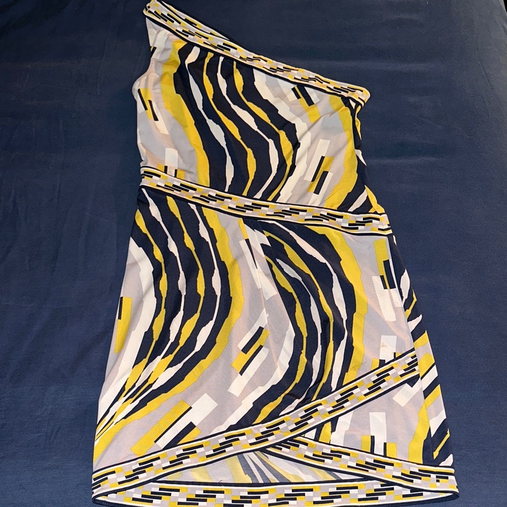 BCBGMaxAzria Stylish One-Shoulder Dress in Yellow and Black